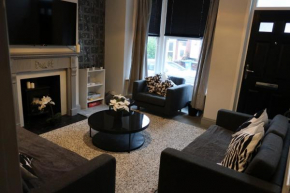 Relax & Unwind In A Stunning 3BD Home in Sheffield